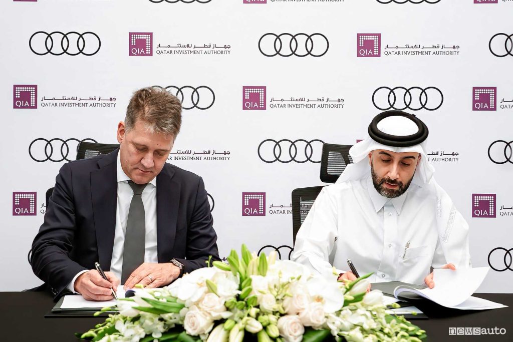 Gernot Döllner, CEO di Audi, sigla l'accordo con Mohammed Al-Sowaidi, CEO di QIA