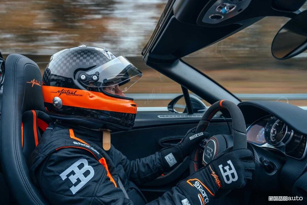 Andy Wallace alla guida della Bugatti W16 Mistral per il record di velocità