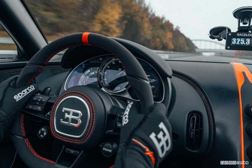Andy Wallace alla guida della Bugatti W16 Mistral per il record di velocità