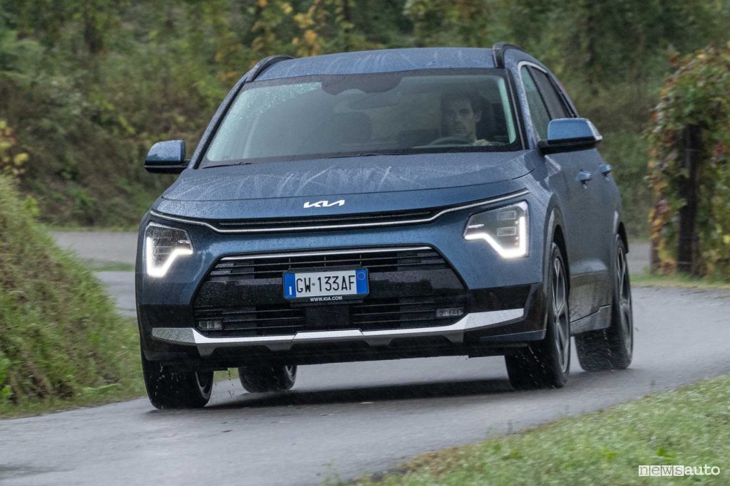 Kia Niro HEV GPL ibrida su strada