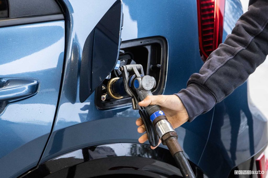 Kia Niro HEV ibrida rifornimento di GPL