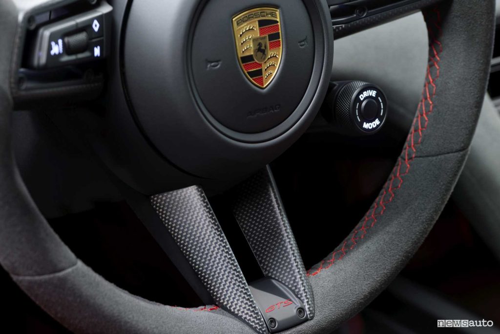 Porsche Taycan GTS manettino Drive Mode al volante