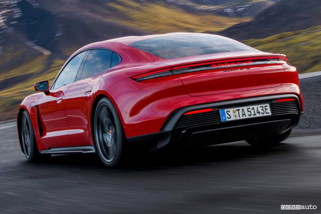 Porsche Taycan GTS su strada