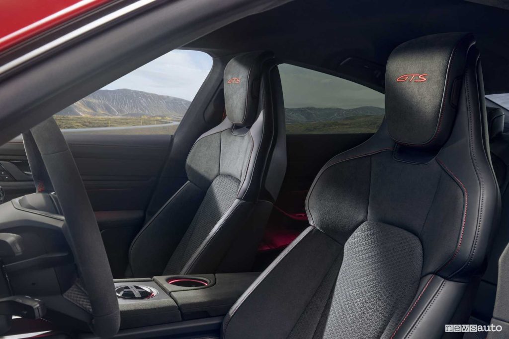 Porsche Taycan GTS sedili abitacolo