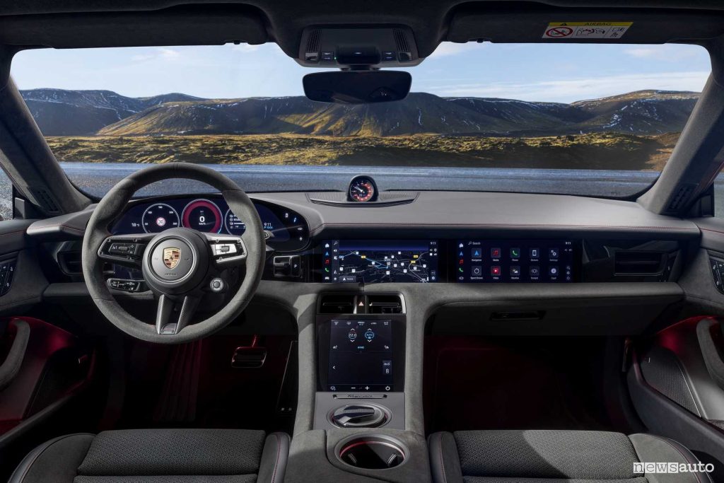Porsche Taycan GTS plancia abitacolo