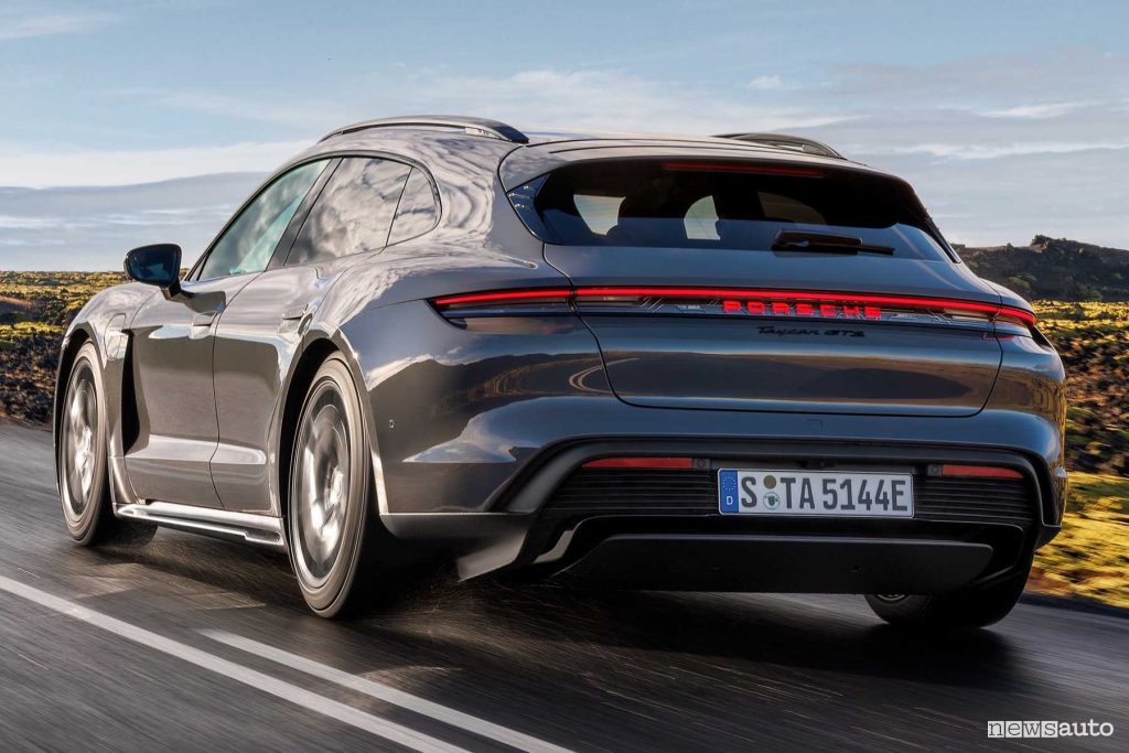 Porsche Taycan GTS Sport Turismo su strada