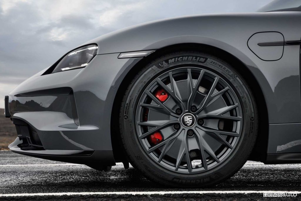 Porsche Taycan GTS Sport Turismo cerchi da 20"