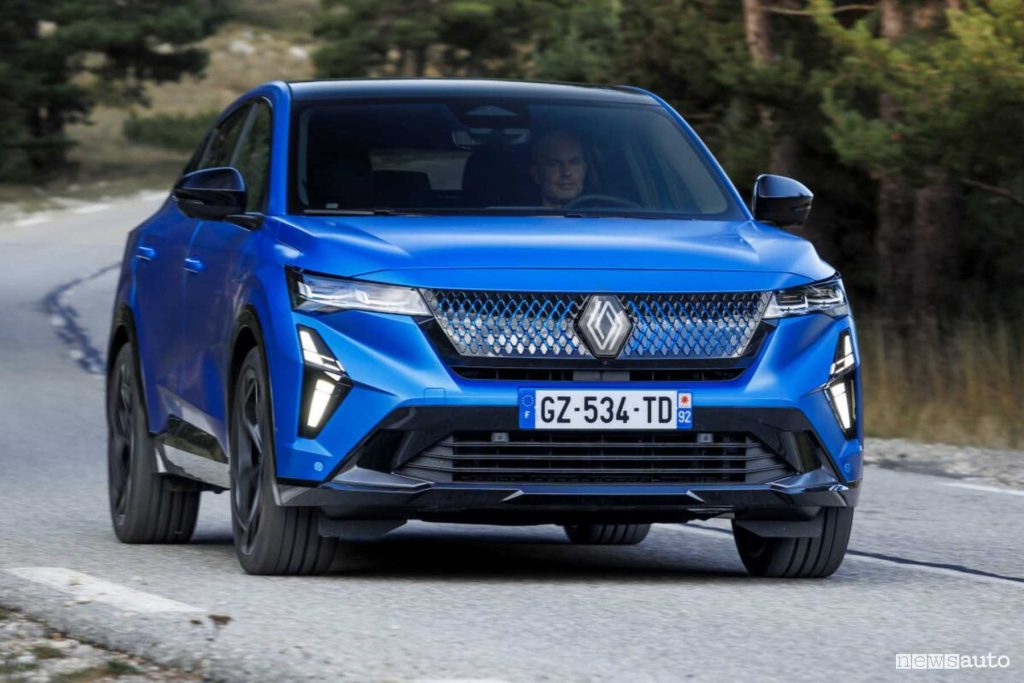 Renault Rafale E-Tech 4x4 Esprit Alpine su strada