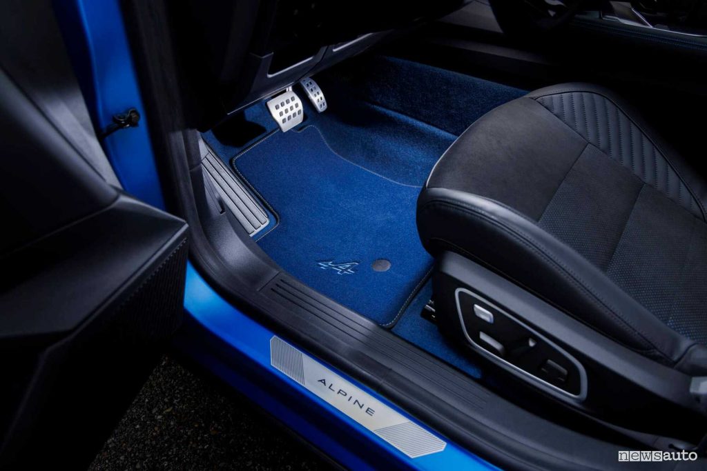 Renault Rafale E-Tech 4x4 Esprit Alpine soglia battitacco abitacolo