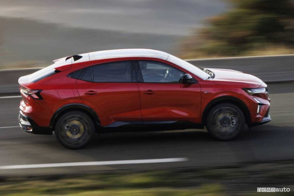 Renault Rafale E-Tech 4x4 Esprit Alpine rossa su strada