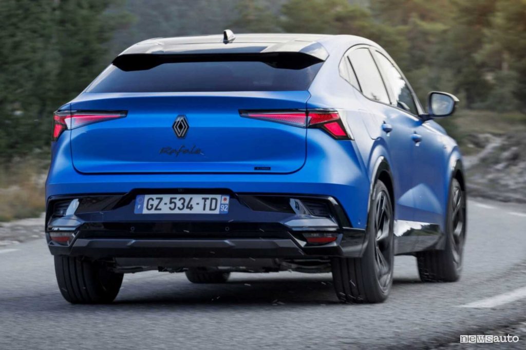 Renault Rafale E-Tech 4x4 Esprit Alpine su strada