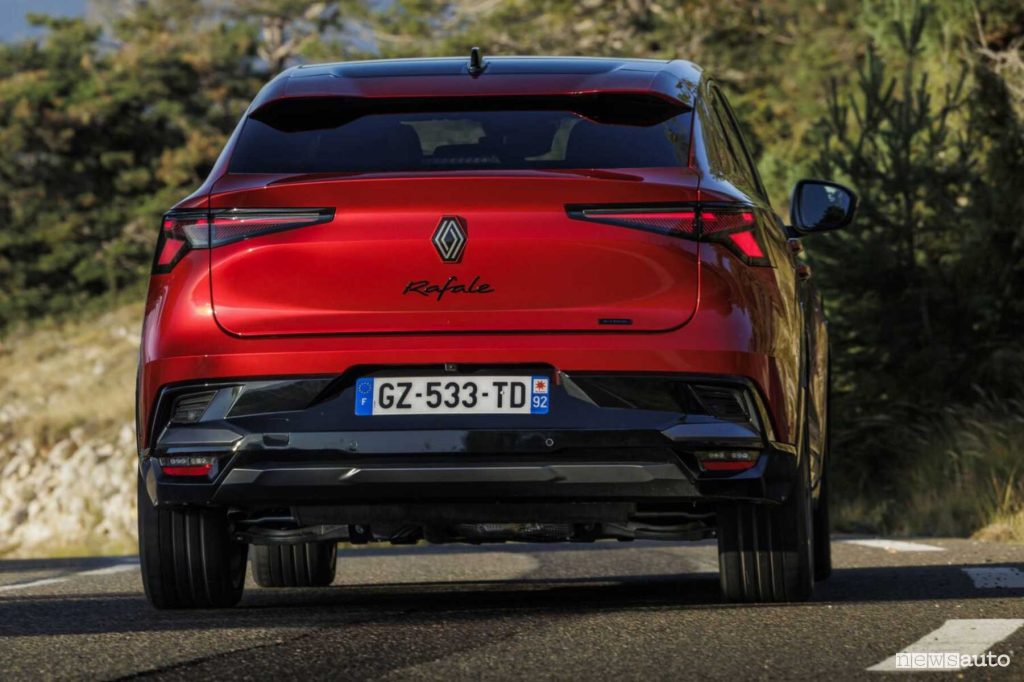 Renault Rafale E-Tech 4x4 Esprit Alpine rossa su strada