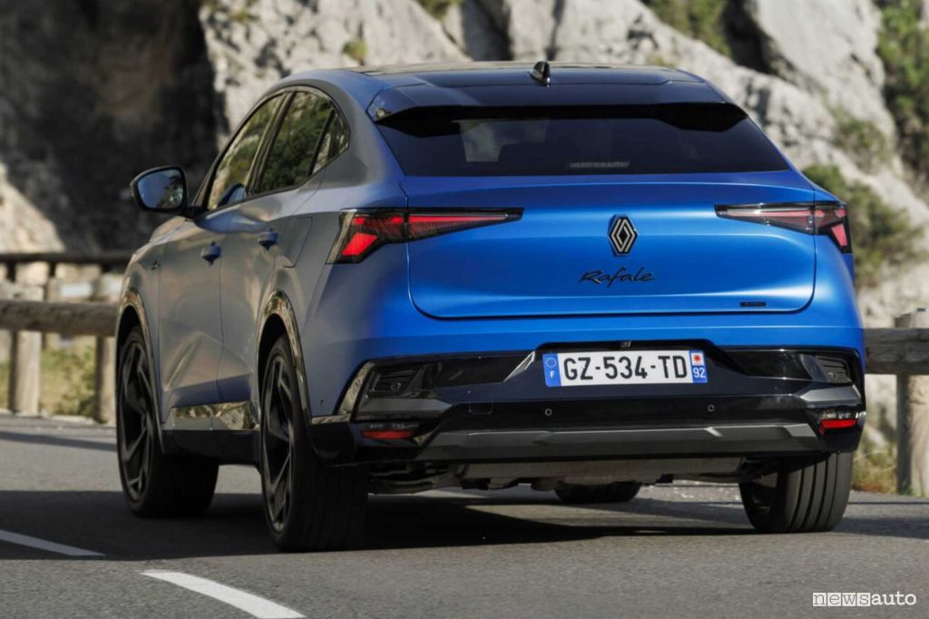 Renault Rafale E-Tech 4x4 Esprit Alpine su strada
