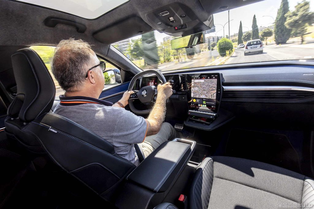 Giovanni Mancini alle guide della Renault Scenic E-Tech Esprit Alpine