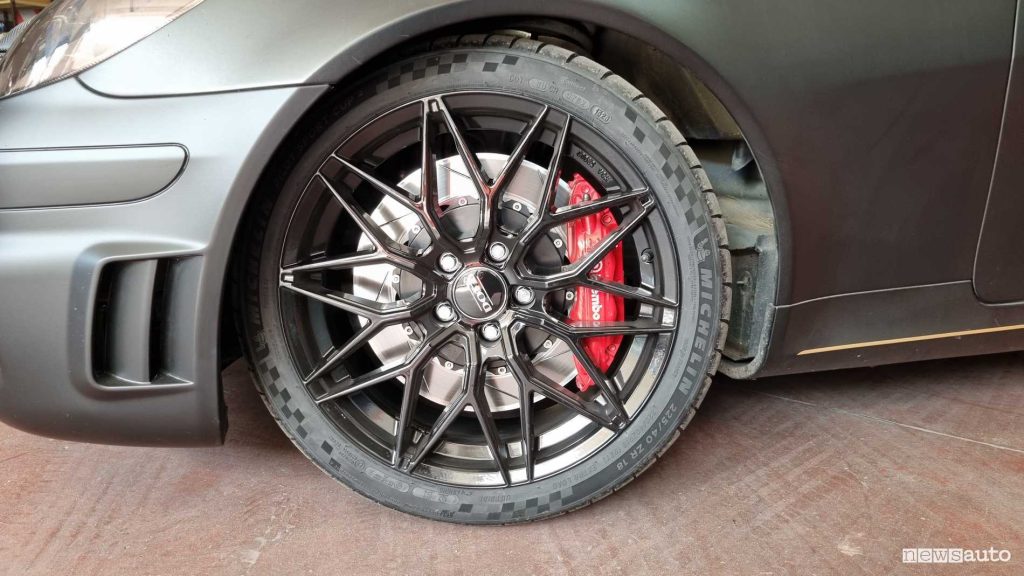 Ruota completa anteriore con kit freni Brembo GT