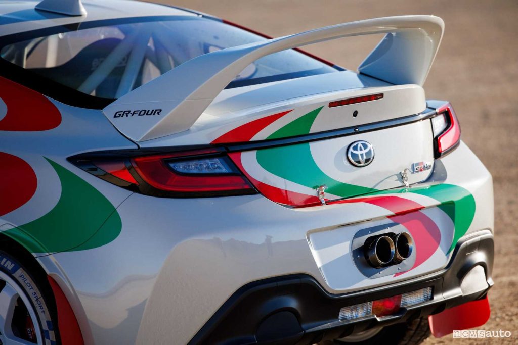 Toyota GR86 Rally Legacy Concept spoiler e scarico posteriore
