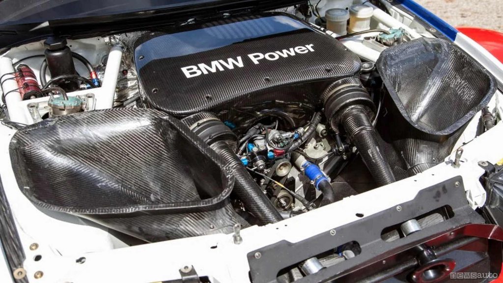 il vano motore della BMW M3 E46 GTR con il motore V8