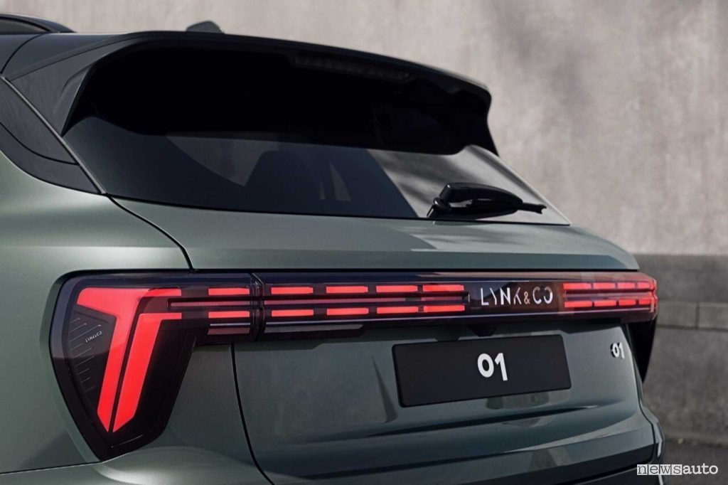 Lynk & Co 01 firma luminosa posteriore