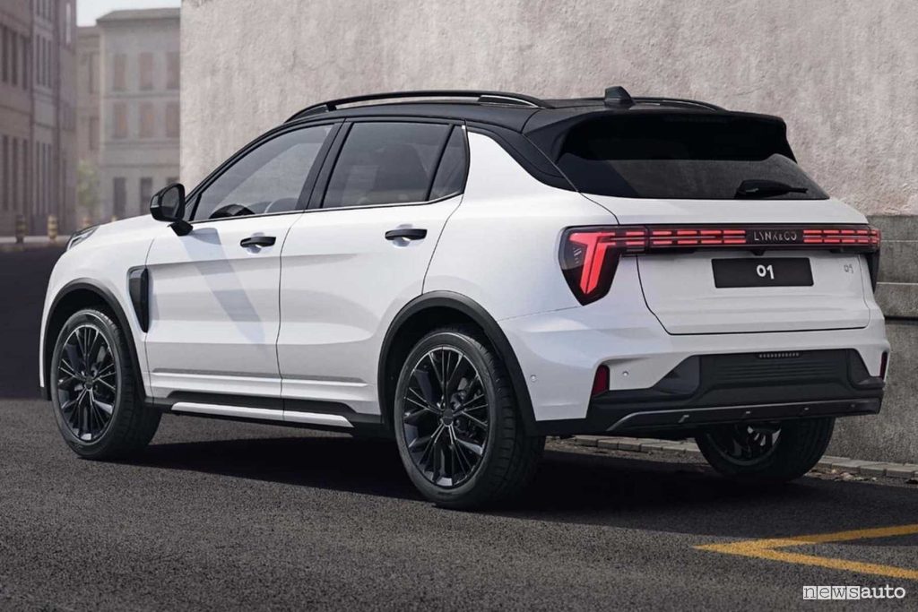 Lynk & Co 01 posteriore 3/4