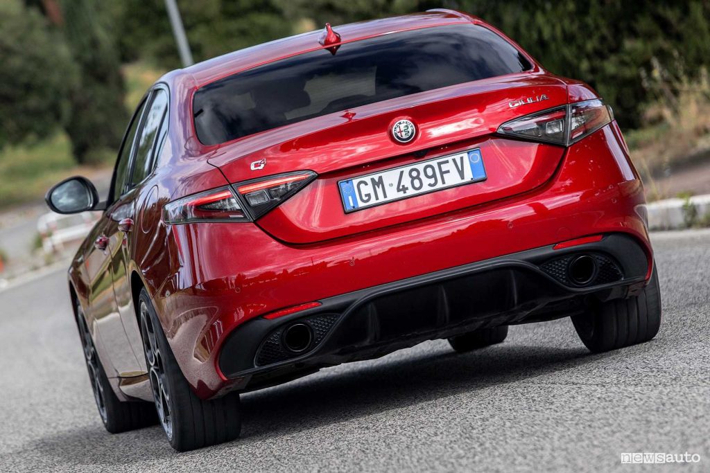 Alfa Romeo Giulia Veloce Q4 su strada