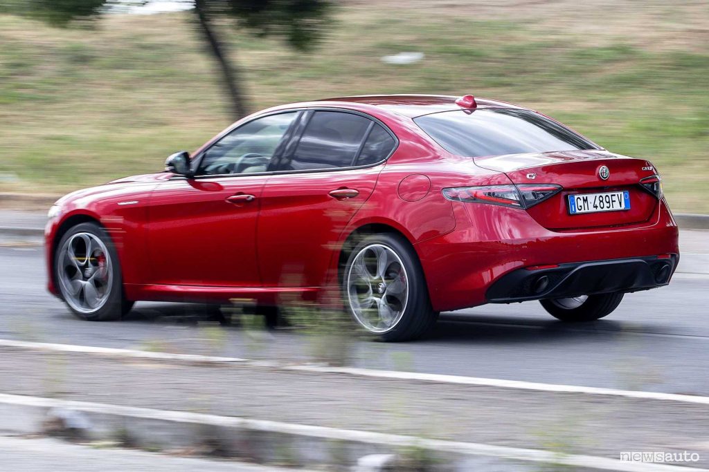 Alfa Romeo Giulia Veloce Q4 su strada