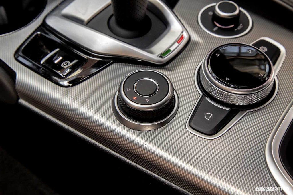 Alfa Romeo Giulia Veloce Q4 manopola DNA console centrale