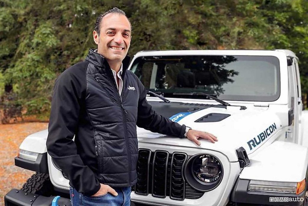 Antonio Filosa, nuovo CEO di Stellantis nella foto con la Jeep Wrangler