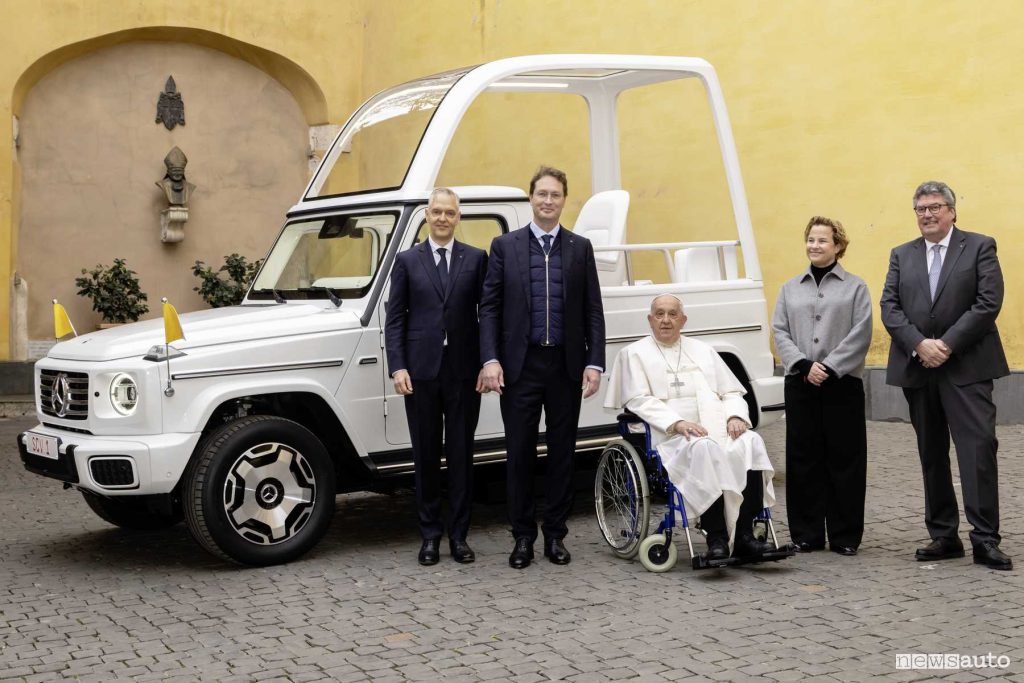 Cerimonia della consegna della Mercedes Classe G Papamobile elettrica