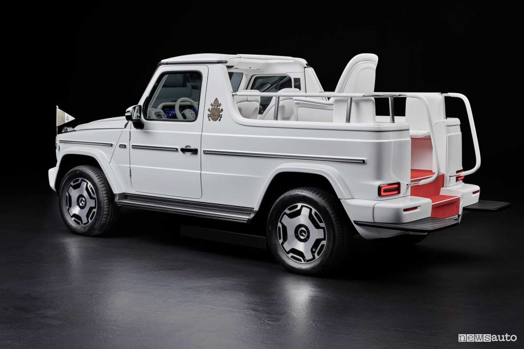 Posteriore 3/4 Mercedes Classe G Papamobile elettrica