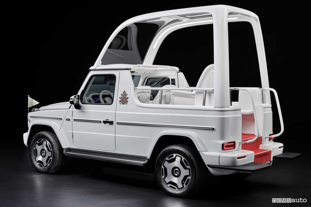 Posteriore 3/4 Mercedes Classe G Papamobile elettrica