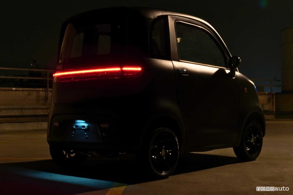 Microcar Desner A05 firma luminosa posteriore