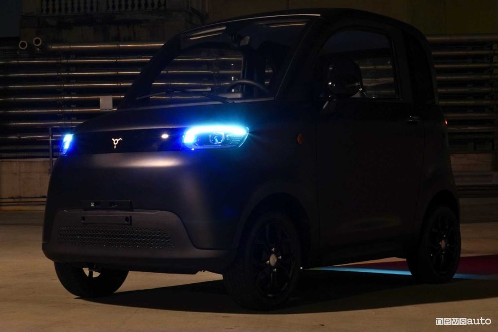 Microcar Desner A05 firma luminosa anteriore