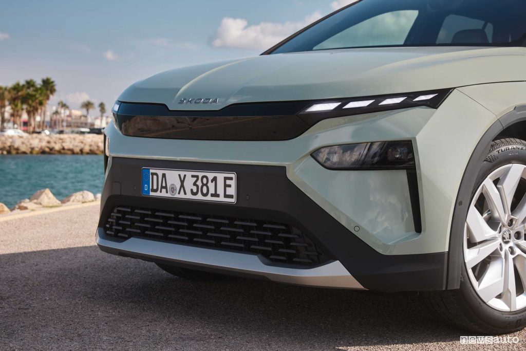 Nuova Skoda Elroq fari e paraurti anteriore
