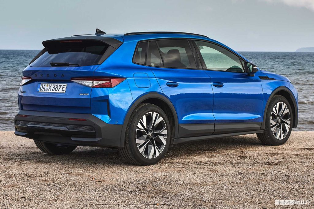 Nuova Skoda Elroq Sportline posteriore 3/4