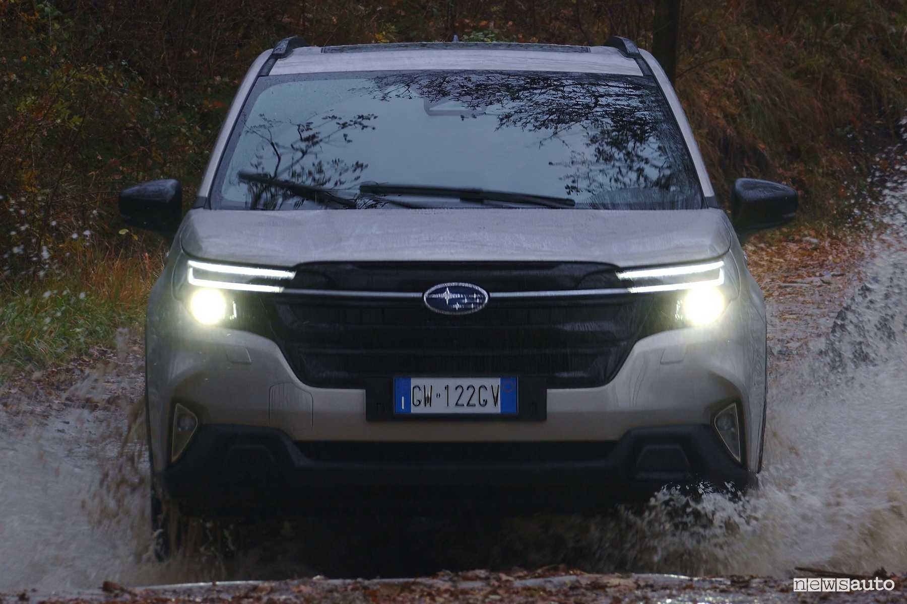 Subaru Forester 2025 firma luminosa anteriore sullo sterrato
