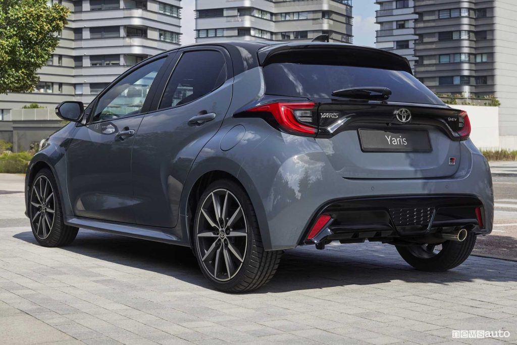Toyota Yaris GR Sport 2025 posteriore 3/4