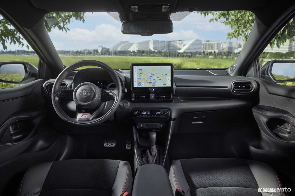 Toyota Yaris GR Sport 2025 plancia abitacolo