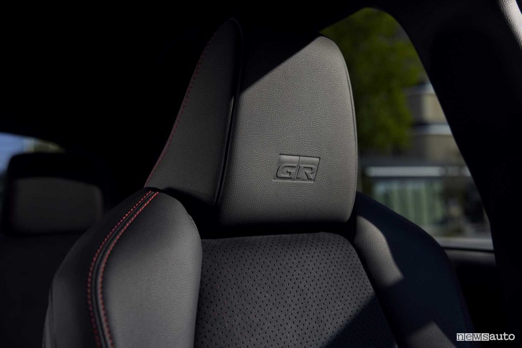 Toyota Yaris GR Sport poggiatesta sedile anteriore