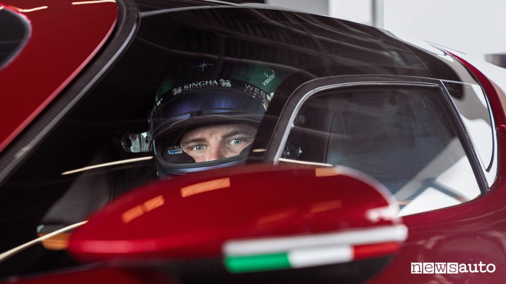 Bottas Alfa Romeo, Bottas, pilota Formula 1 per il team Stake Sauber, nell'abitacolo della 33 Stradale