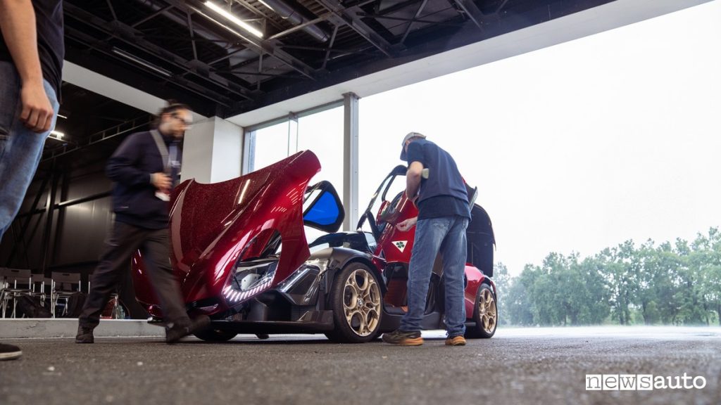 Alfa Romeo 33 Stradale Bottas, Meccanici al lavoro su Alfa Romeo 33 Stradale
