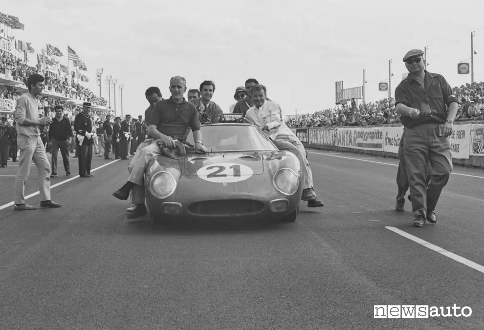 Team NART di Luigi Chinetti festeggiano dopo il loro primo arrivo assoluto alla 24 Ore di Le Mans del 1965