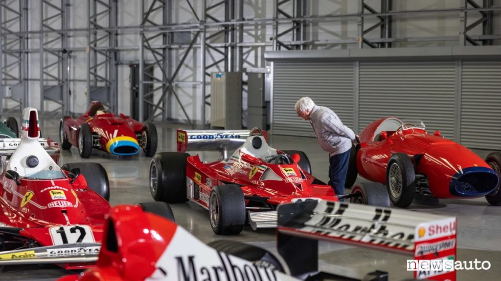monoposto f1 in vendita Bernie Ecclestone ammira la sua Ferrari 312 T appartenuta a Regazzoni