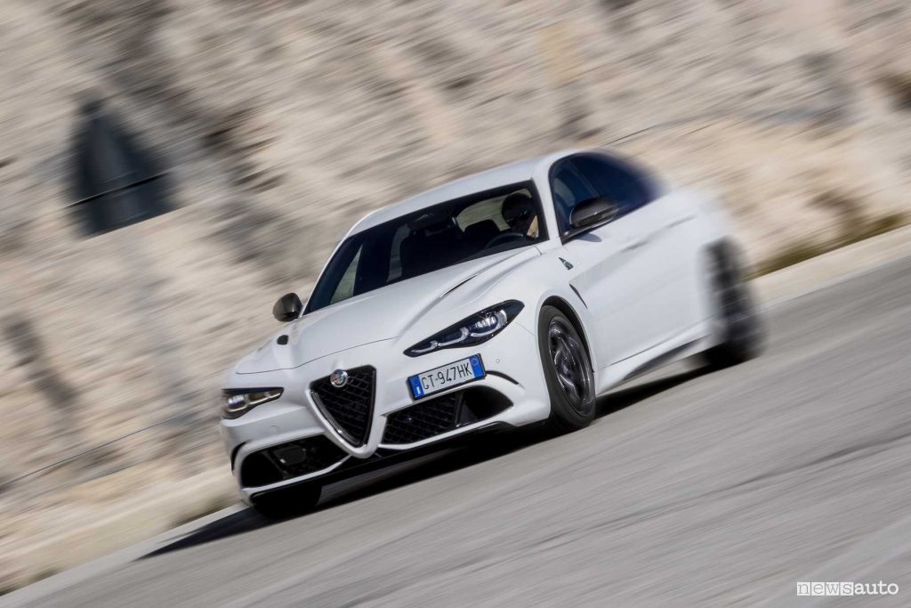 Alfa Romeo Giulia Quadrifoglio Super Sport su strada