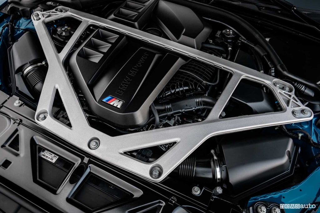 BMW M3 CS Touring vano motore 3.0 sei cilindri da 550 CV