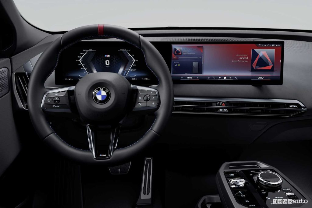 BMW iX M70 xDrive plancia abitacolo