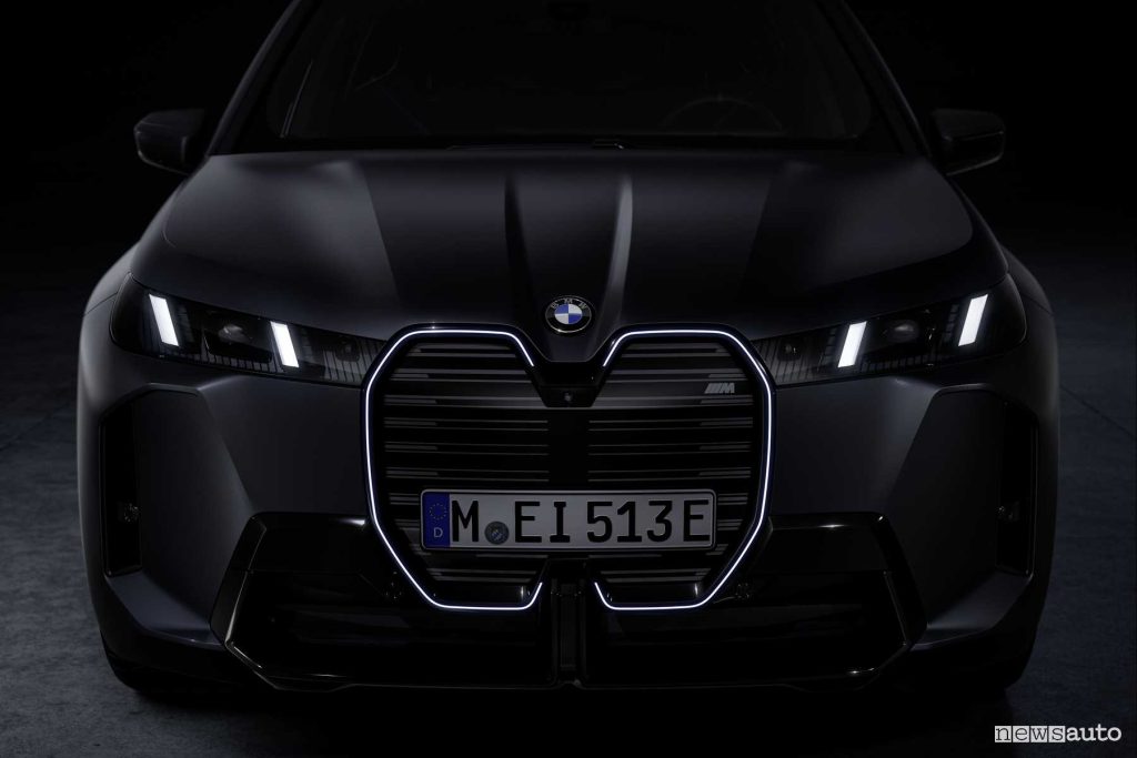BMW iX M70 xDrive firma luminosa anteriore