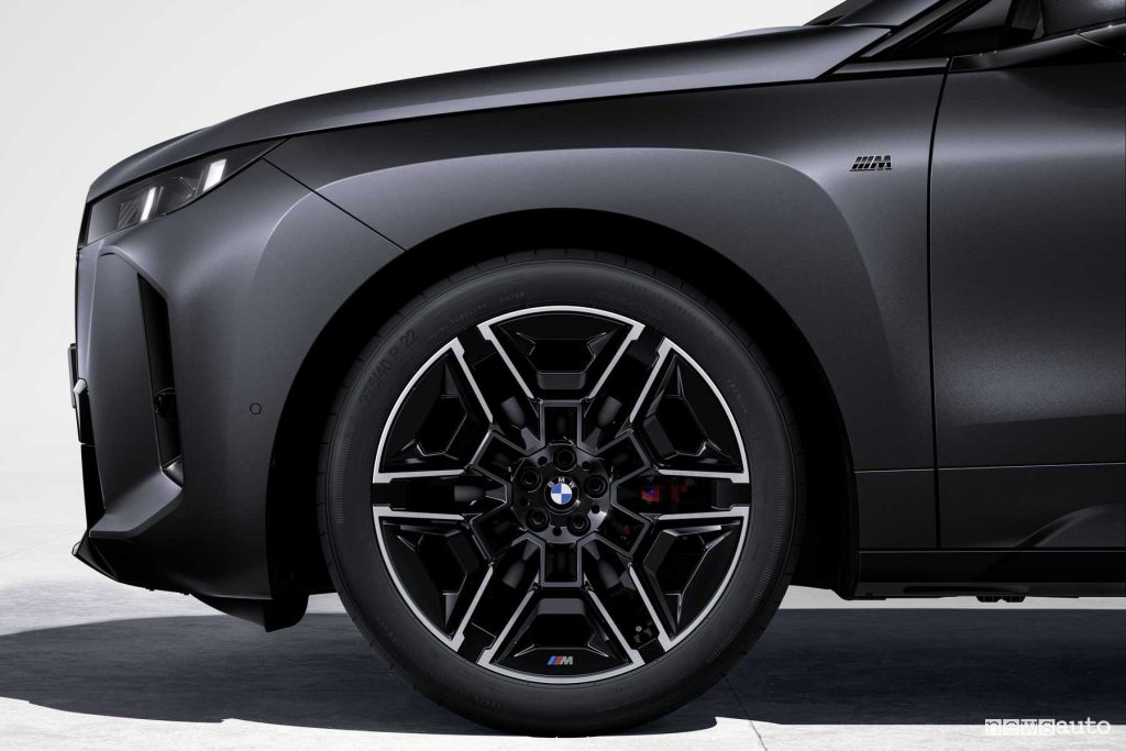 BMW iX M70 xDrive cerchi da 23"