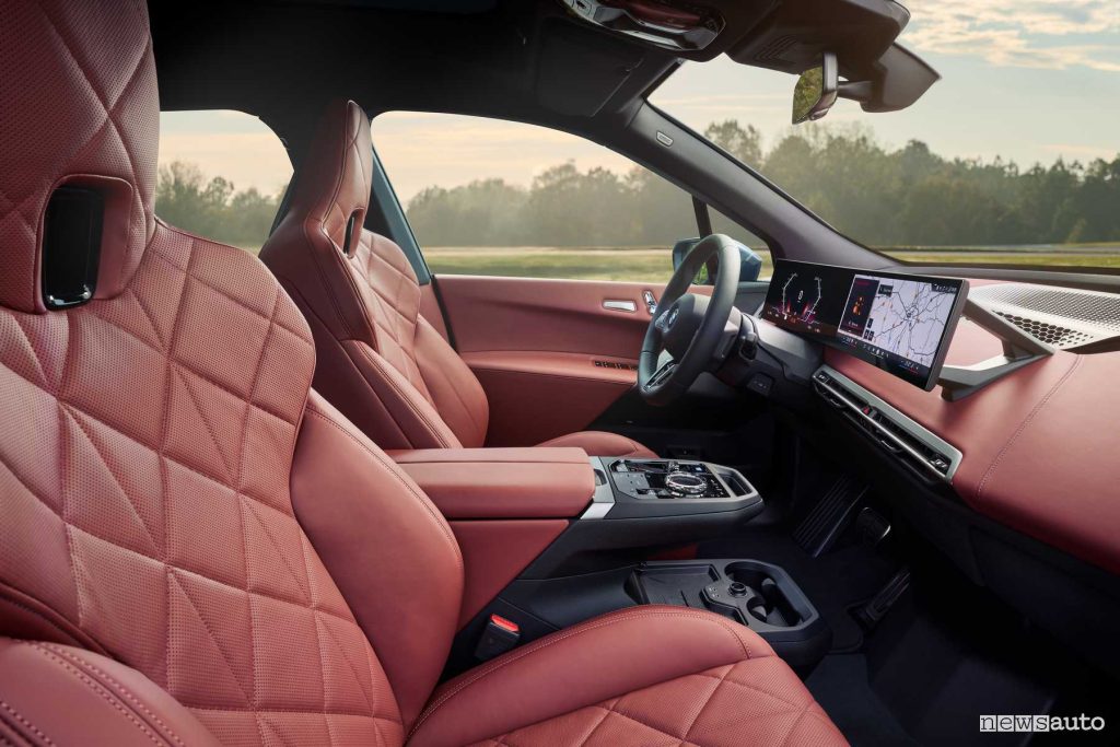 BMW iX xDrive60 sedili anteriori abitacolo