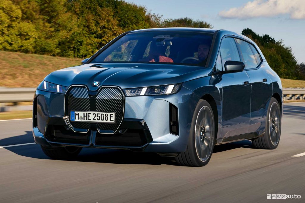BMW iX xDrive60 su strada