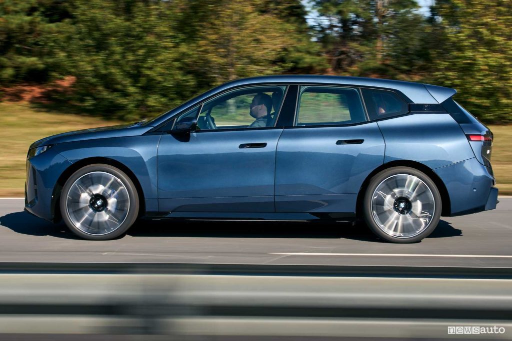 BMW iX xDrive60 su strada